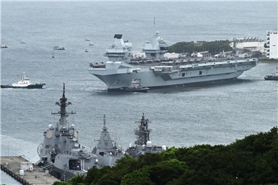 英國海軍最新型航空母艦「威爾斯親王號」(HMS Prince of Wales)12日行經日本東京灣。
