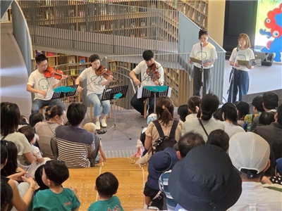 「室內樂 feat. 讀繪本演出」邀請了兩位定居日本的台灣媽媽，朗讀台灣繪本，配合巴雀藝術提琴三重奏，讓日本孩子首次接觸到台灣。(江昭倫 攝)