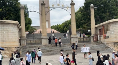 在雲南昆明抗戰勝利紀念堂門口，一名男子7日在門口拉起白色布條，上面寫著「習近平走人」，(X平台∕李老師不是你老師)