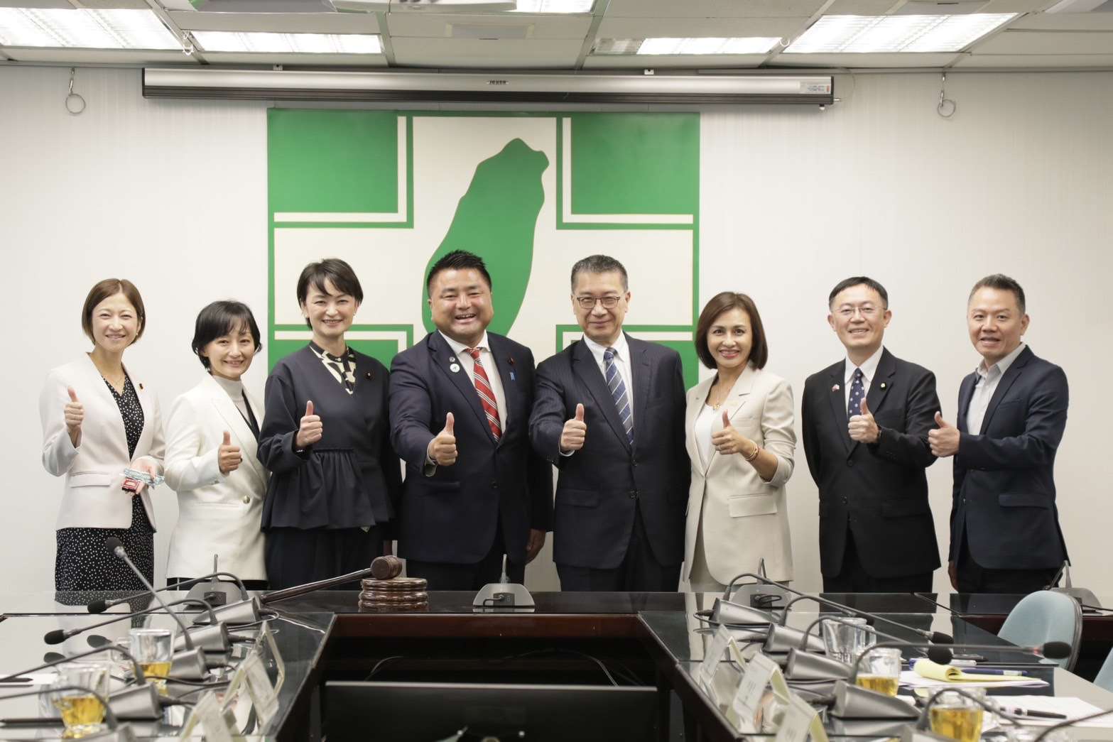 日本立民黨眾議員拜會民進黨秘書長徐國勇(右4)。(圖：民進黨提供)