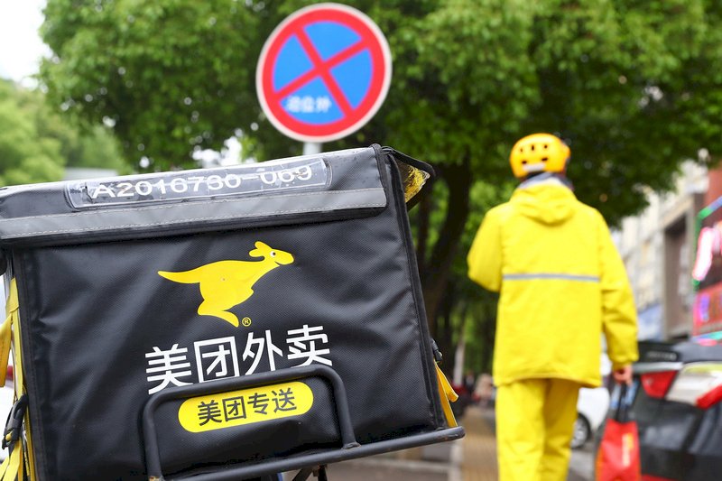 圖為江西南昌的美團外賣騎手。（中新社提供） (圖：中央社)