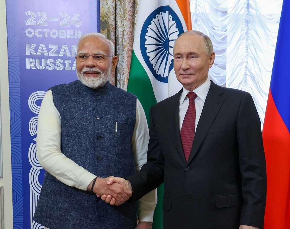 印度總理莫迪(Narendra Modi)與俄羅斯總統蒲亭(Vladimir Putin)通話。圖為莫迪(左)2024年10月22日在金磚國家(BRICS)峰會上，與蒲亭會面。(X平台@narendramodi)