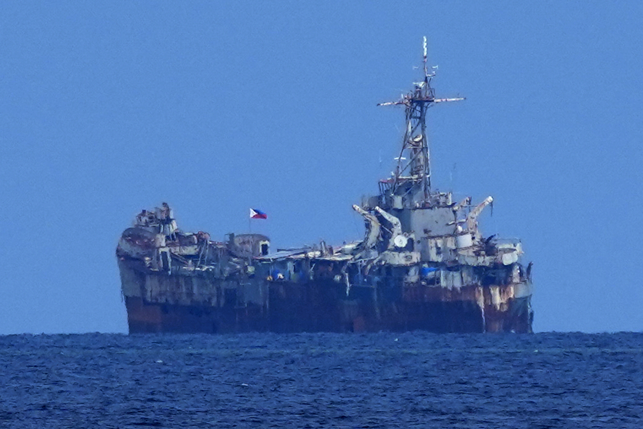 菲律賓長年將二戰時期登陸艦「馬德雷山號」(Sierra Madre)擱淺在南海仁愛暗沙，近期成了與中國衝突頻生的引爆點。(美聯社/達志影像)