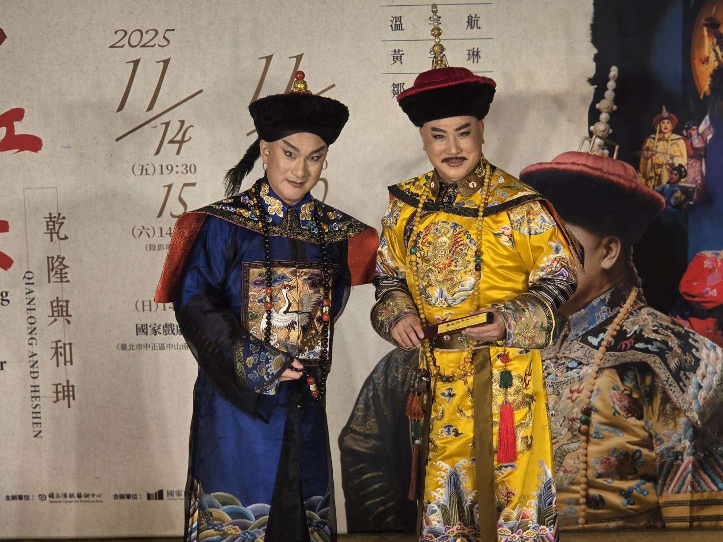 國光劇團睽違6年再次重演《夢紅樓・乾隆與和珅》，飾演乾隆的唐文華(右)與飾演和珅的溫宇航(左)有了全新對手戲火花。(江昭倫 攝)