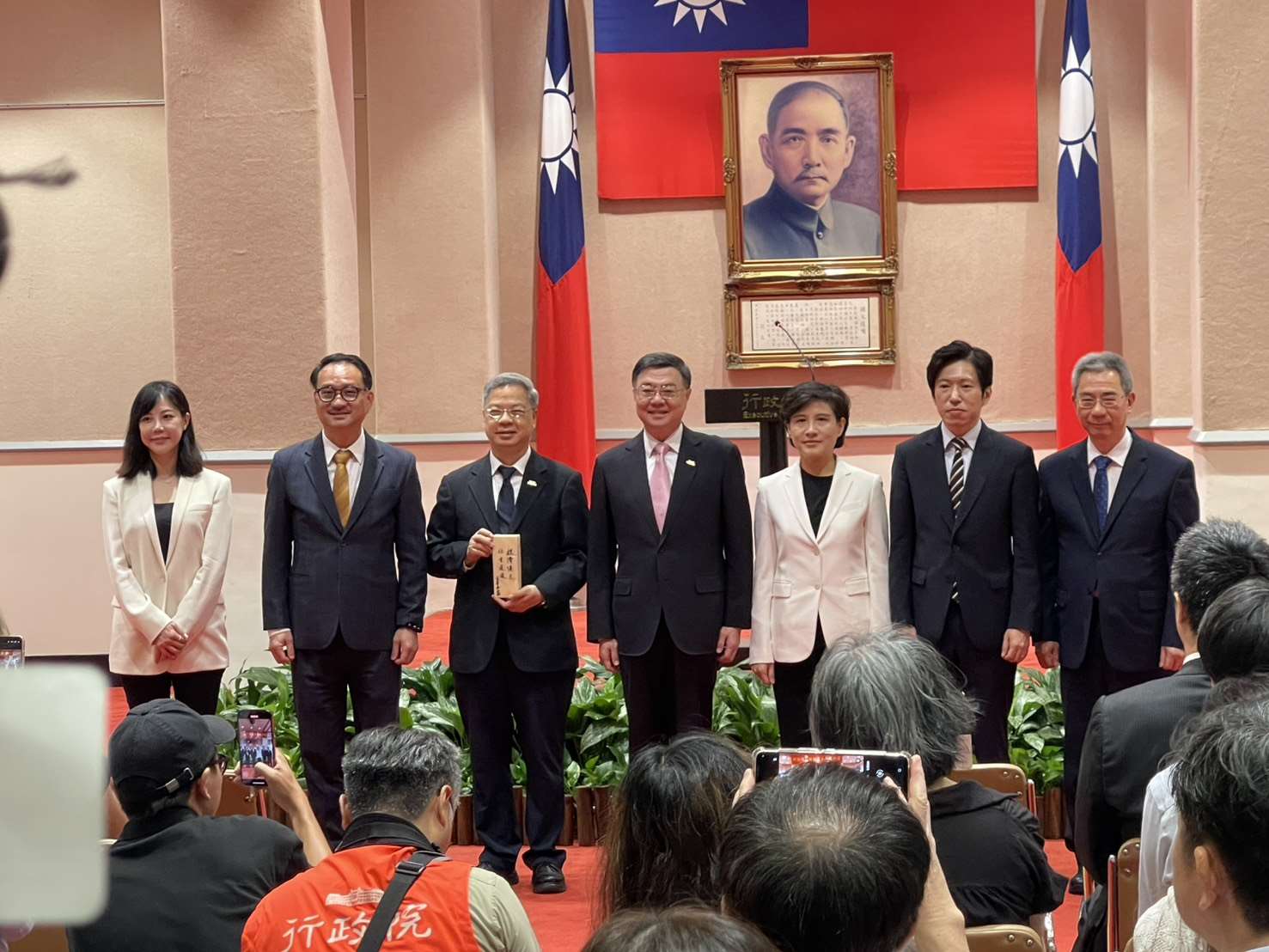 行政院1日上午舉行秘書長交接典禮。(鄭佑漢 攝)