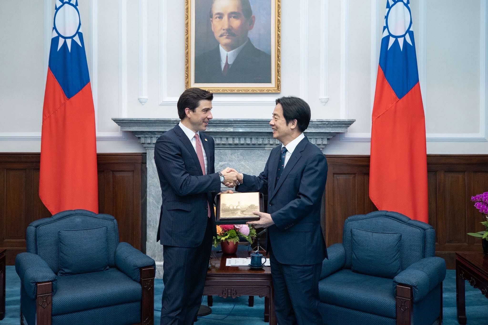 賴清德總統今天(30日)下午接見美國農業部貿易及對外農業事務次長林德柏格（Luke Lindberg）(左)。(圖 : 賴清德總統臉書)