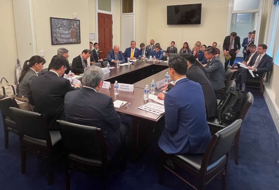 美國眾議員莫蘭在社群上貼出陸委會主委邱垂正(左下二)以及我駐美代表俞大㵢(左下三)進入美眾議院中國問題特別委員會報告的照片。(X平台/@RepNateMoran)