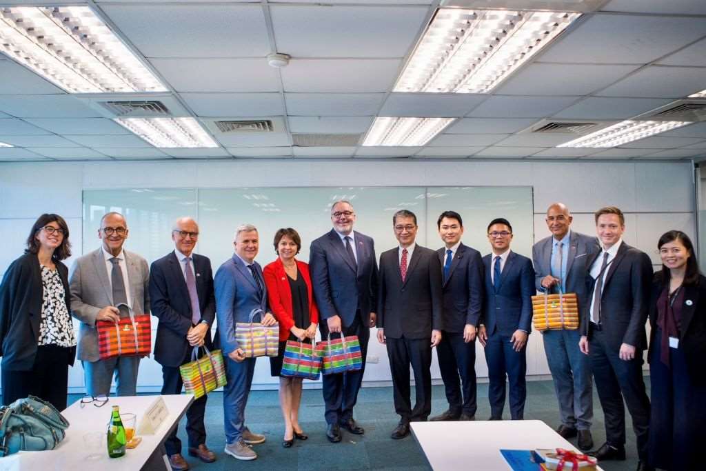 民進黨秘書長徐國勇於民進黨中央黨部接見法國參議院友台小組副主席特瑪（Rachid Temal）一行人 （圖：民進黨提供）