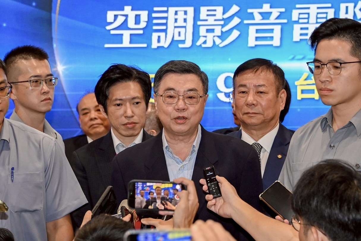 2025台北3C電器空調電腦影音大展9月5日至8日在世貿一館登場，行政院長卓榮泰今天(6日)親臨逛展，接受媒體聯訪時，他感謝主辦單位「台北市電器商業同業公會」協助丹娜絲颱風災後重建工作。(圖：行政院)