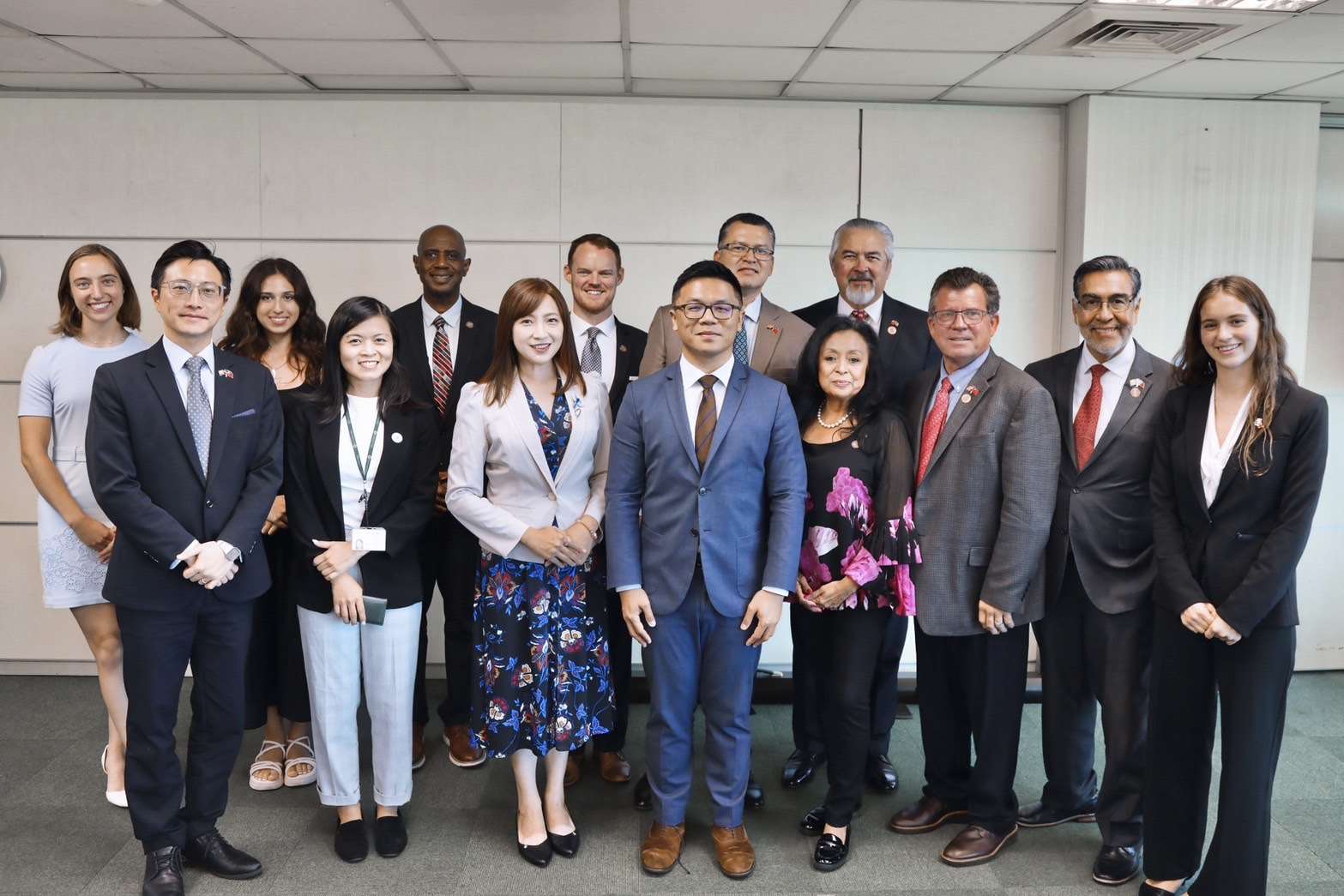 美國亞利桑那州眾議會國際貿易委員會主席李維洛近日率團訪台，於10日拜會民進黨中央黨部。(圖：民進黨提供)