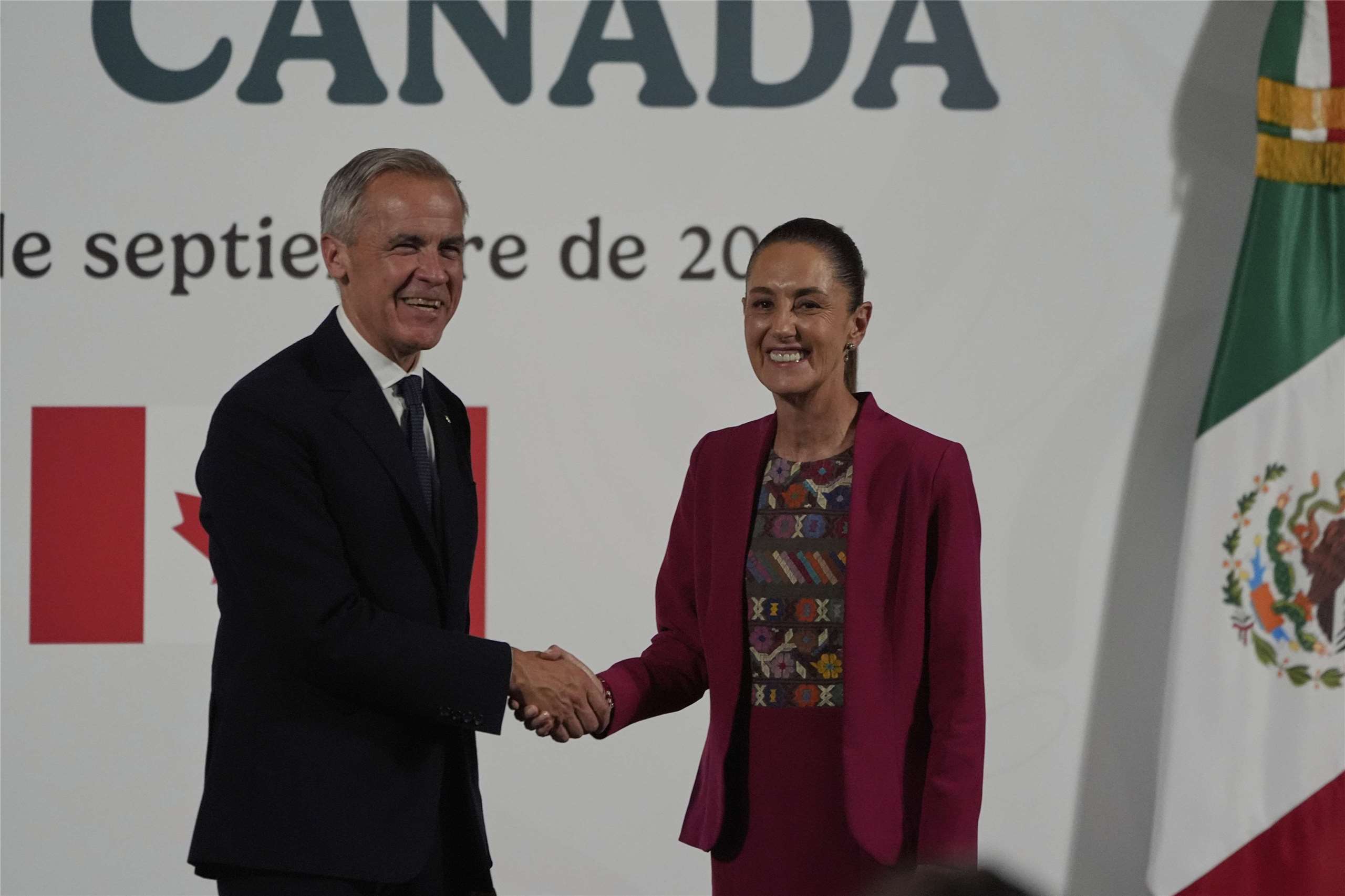 加拿大總理卡尼(Mark Carney，左)與墨西哥總統薛恩鮑姆(Claudia Sheinbaum，右)18日舉行會談。(美聯社/達志影像)