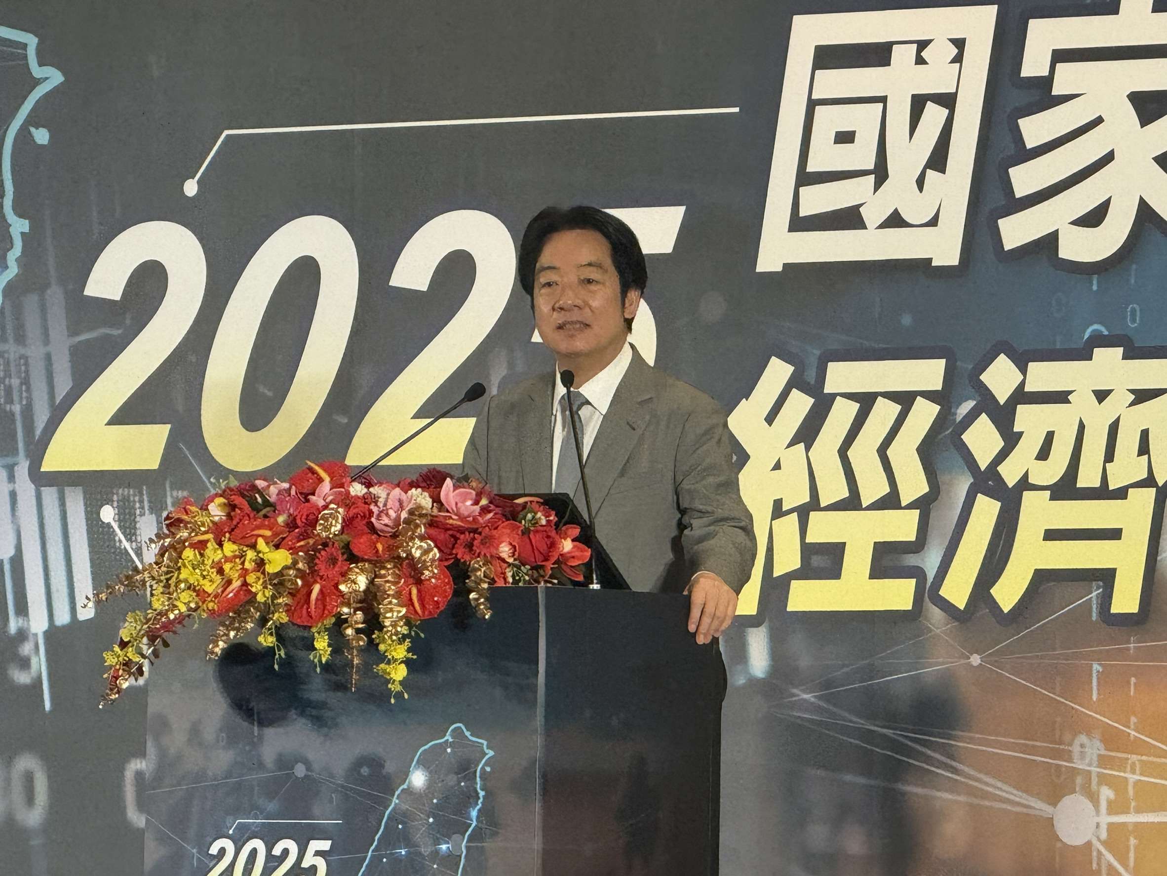 賴總統強調，台灣戰略藍圖不只是抵禦風險，更要創造機會，在戰略自主、科技安全、社會穩定與經濟多元之間找到平衡，才能站穩腳步。(謝佳興 攝)