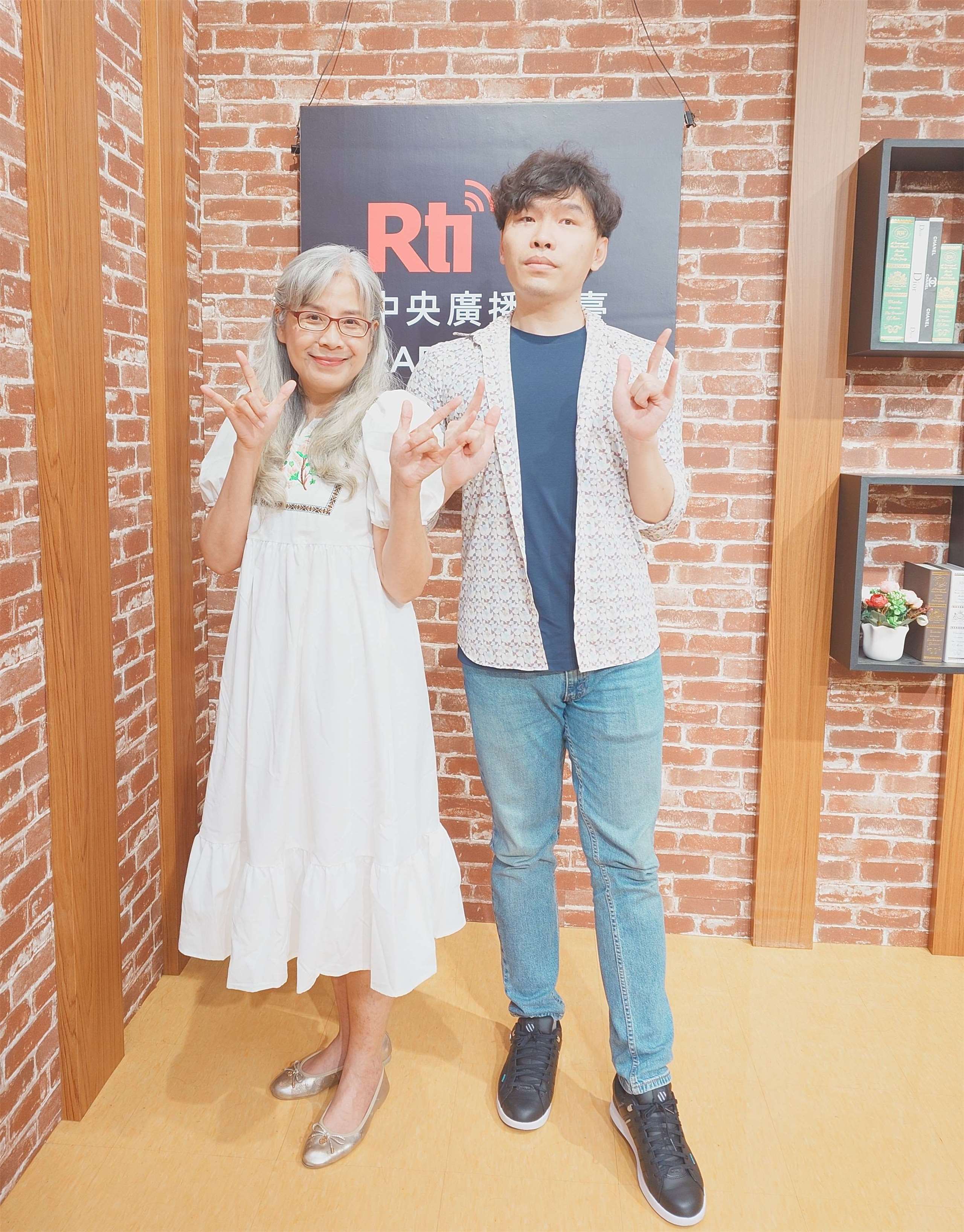 Voice to the World 節目主持人介文專訪臭豆腐大樂隊 團長/主唱/木吉他 吳小強