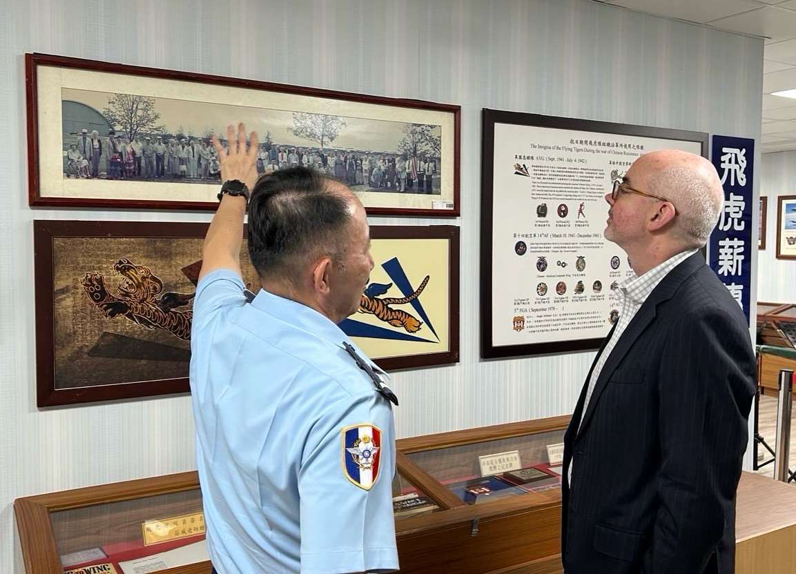 今天(3日)是九三軍人節，美國在台協會(AIT)處長谷立言(Raymond Greene)(右)今天表示，在紀念二戰結束80週年之際，要向戰場上犧牲生命的無數勇士致敬。(圖 : 美國在台協會臉書)