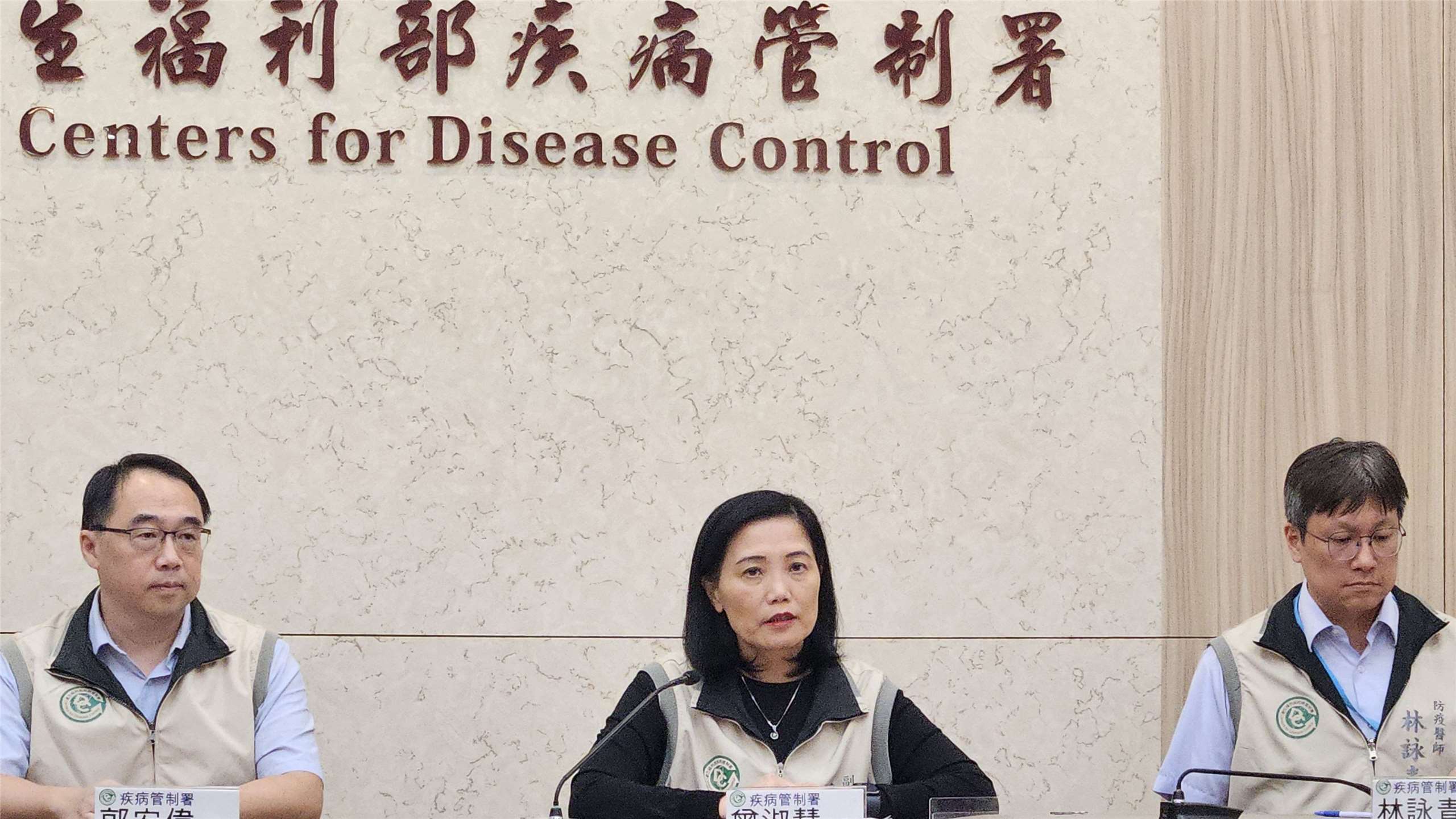 疾管署發言人曾淑慧(中)23日表示，流感已進入流行期。(劉品希 攝)
