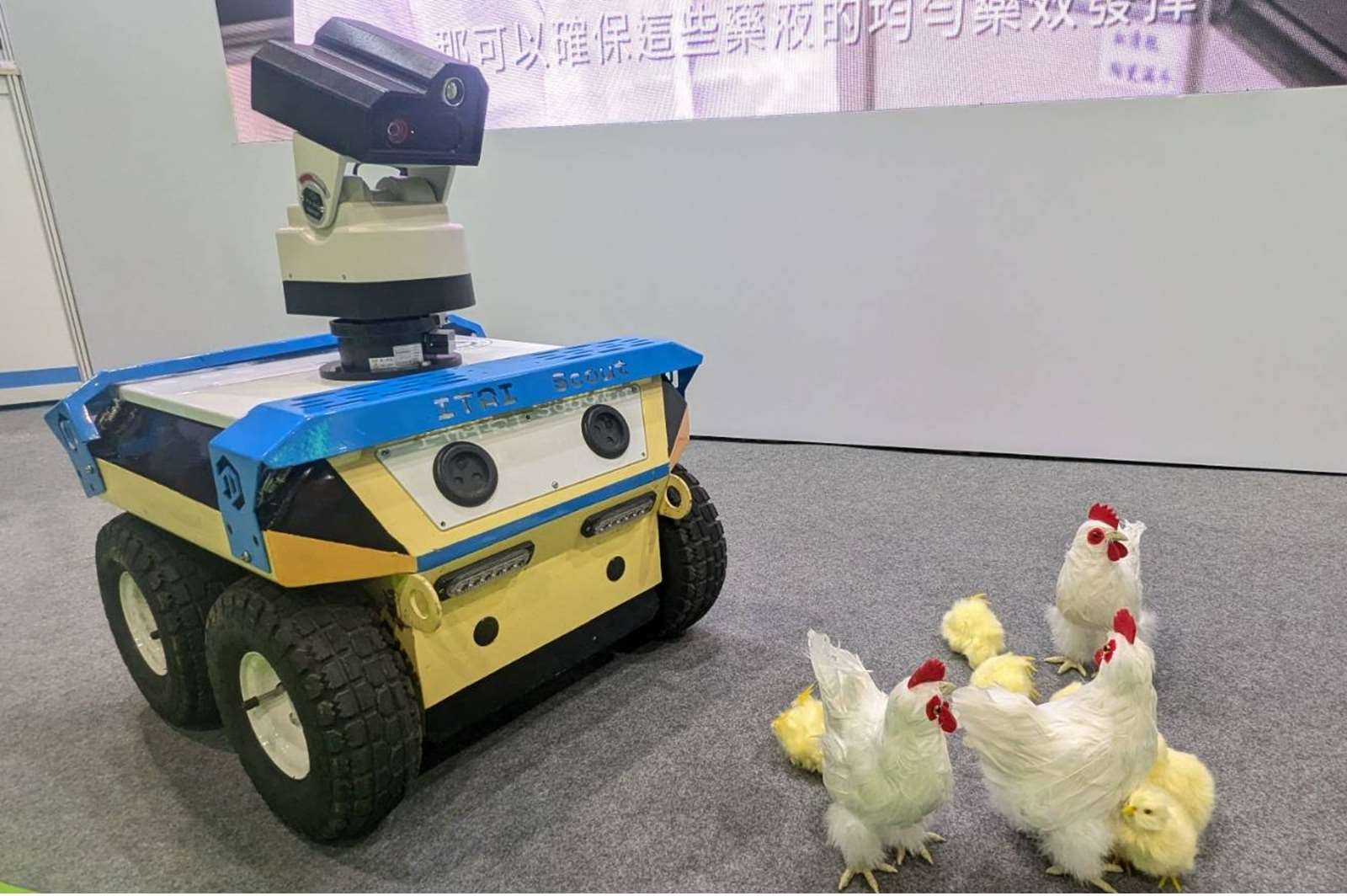 工研院「雞舍管理巡檢機器人」如同禽類保姆，整合⾃動排程、視覺與導航模組，能即時掌握雞群狀態，避免人員頻繁進出的汙染，進行最有效的管理。(圖:工研院提供)
