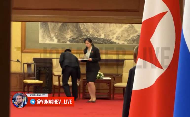 畫面顯示2名金正恩的隨行人員仔細清理金正恩與蒲亭舉行超過2個小時會面的房間。椅子的靠背和扶手被擦拭乾淨，金正恩椅子旁的咖啡桌也被清理。金正恩的水杯也被拿走。(翻攝Alexander Yunashev  Telegram)