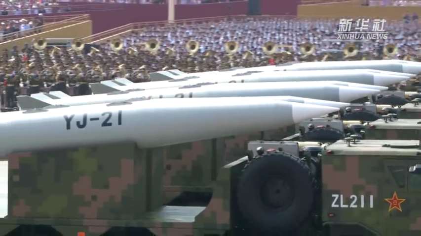 中共93閱兵首次展示極音速、難以被雷達或防禦系統反制的「鷹擊21」(YJ-21)。(翻攝央視)