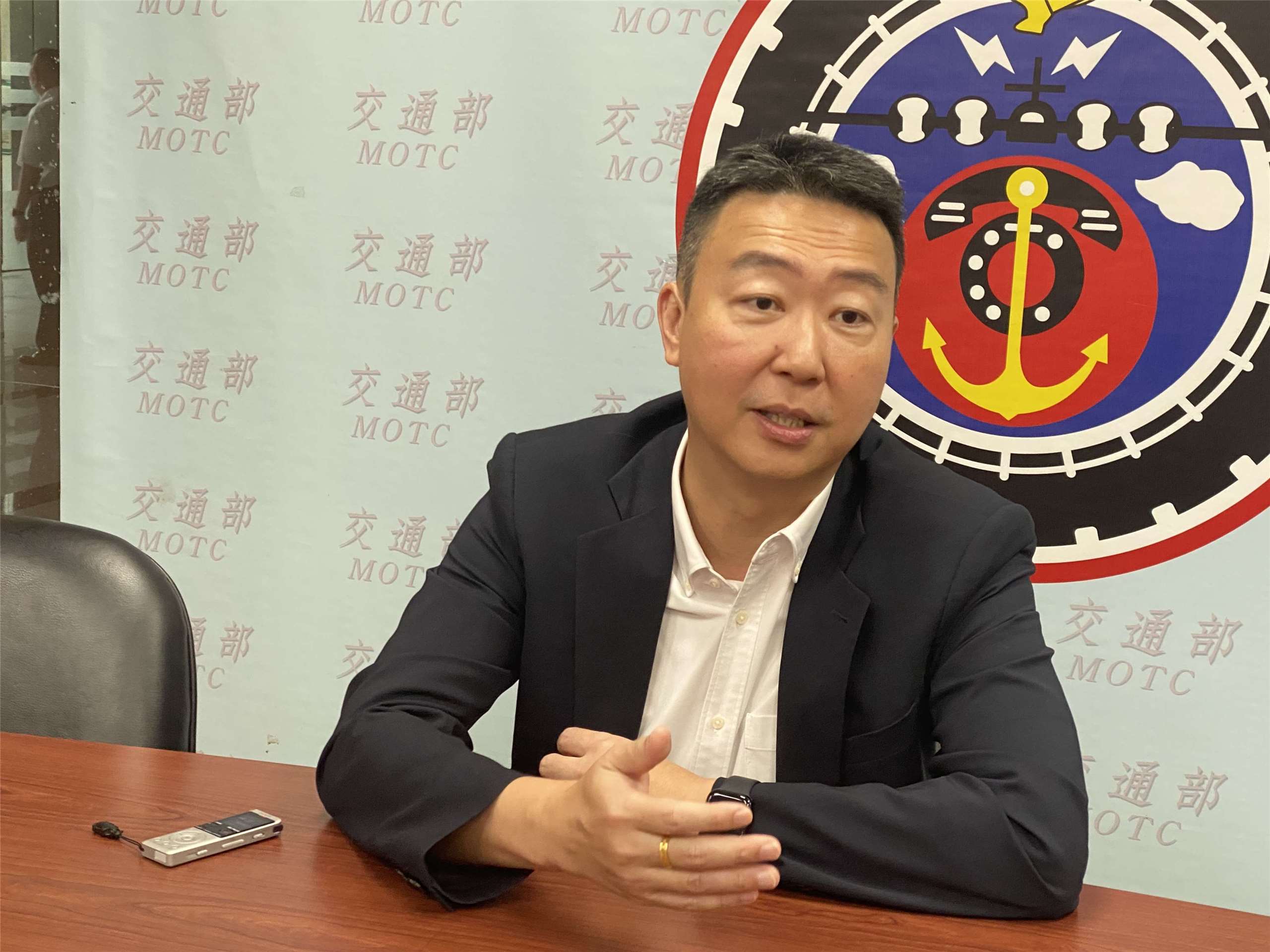 交通部長陳世凱2日下午臨時現身交通部記者室，與媒體暢聊就任周年來的施政與感想。(吳琍君攝)