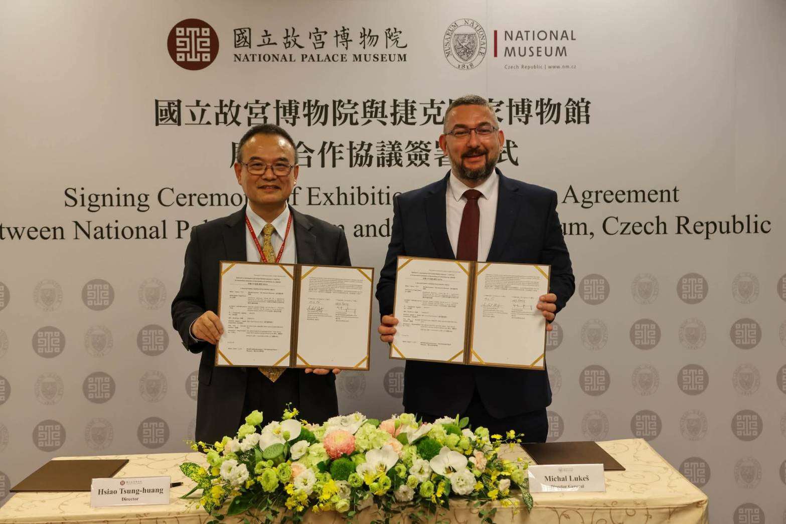 故宮院長蕭宗煌(左)2024年6月與捷克國家博物館館長Michal Lukeš館長簽署，確定故宮2025年9月赴捷克舉辦特展。(故宮提供)