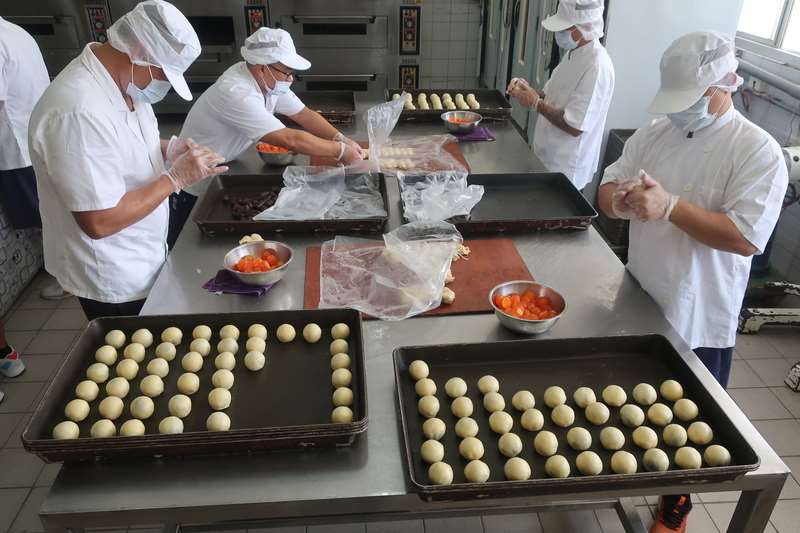 資料照。法務部矯正署彰化監獄儒林工坊鐵窗牌月餅28日開放預購，販售數量增至10萬顆，下午4時訂單已近額滿。（彰化監獄提供）中央社記者鄭維真傳真　114年8月28日 (圖：中央社)