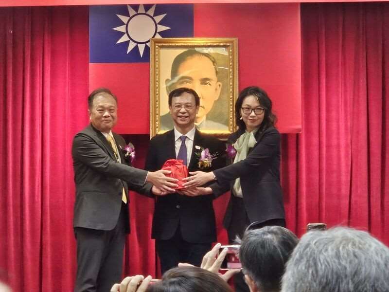 衛生福利部中央健康保險署9日舉行署長交接布達典禮 ，由衛生福利部長石崇良（中）擔任監交，代理署長龐一鳴（左）將印信交給新任署長陳亮妤（右）。
