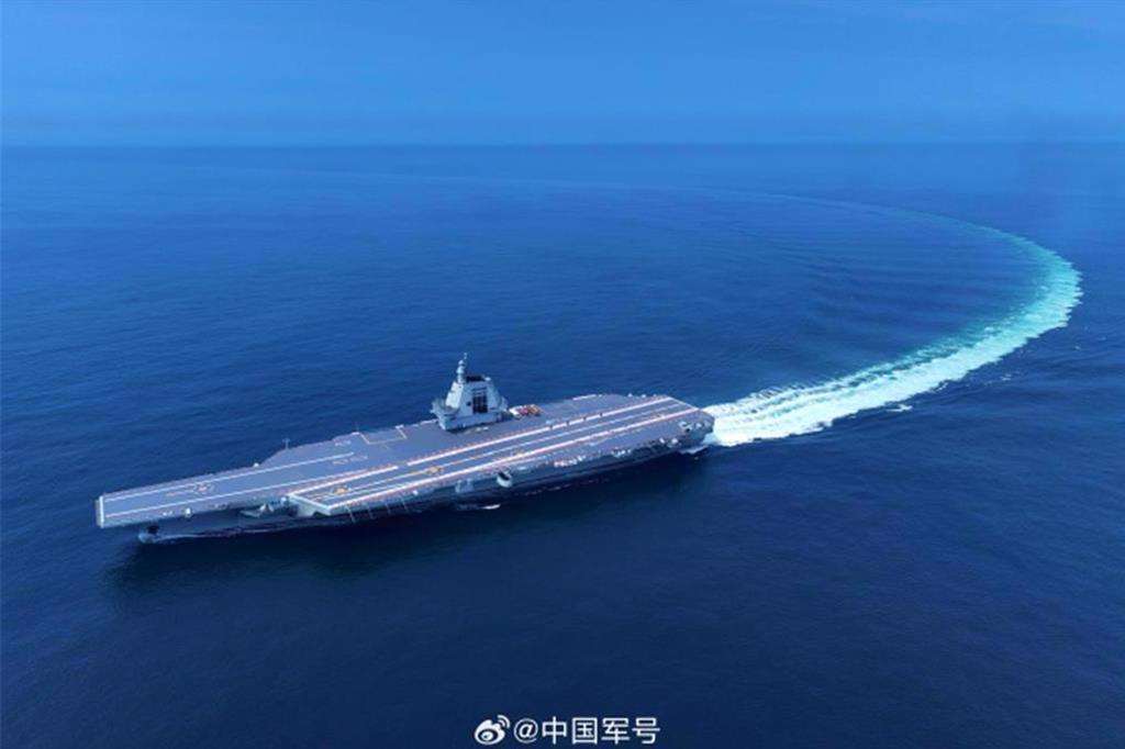 中國第三艘航空母艦福建號進行海試畫面。（微博）