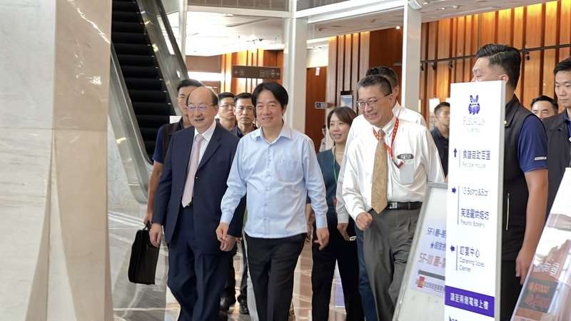 總統兼民進黨主席賴清德（前左2）7日到新竹市芙洛麗飯店出席與黨公職座談，結束後面帶微笑離開會場。