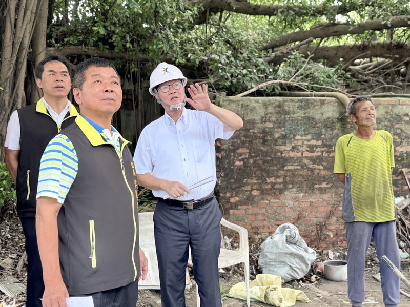 行政院災後復原前進指揮所指揮官陳金德（右2）。圖為先前實地瞭解弱勢戶修繕狀況時所攝。（資料照／行政院提供）