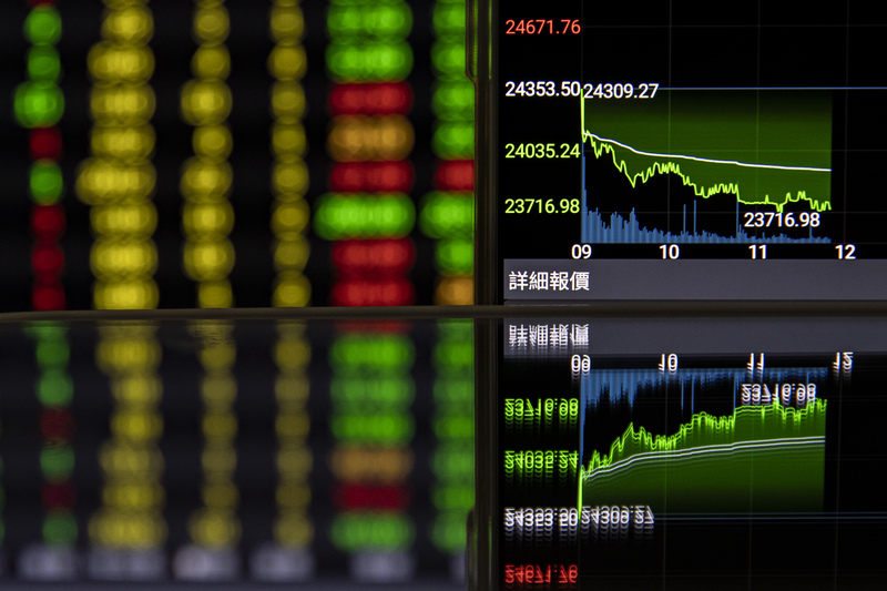 台北股市15日開高，早盤逼近盤中歷史高點25541點後翻黑，盤中一度跌190點，最低觸及25284點，隨後跌幅收斂，終場下跌117.48點，收在25357.16點。資料照。(圖:中央社)