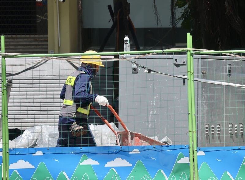 台灣上半年經濟雖好，但有產業仍受關稅衝擊，減班休息、大量解僱通報、失業初次給付等數據有所增加。圖為台北市中正區一處工地工人工作一景。