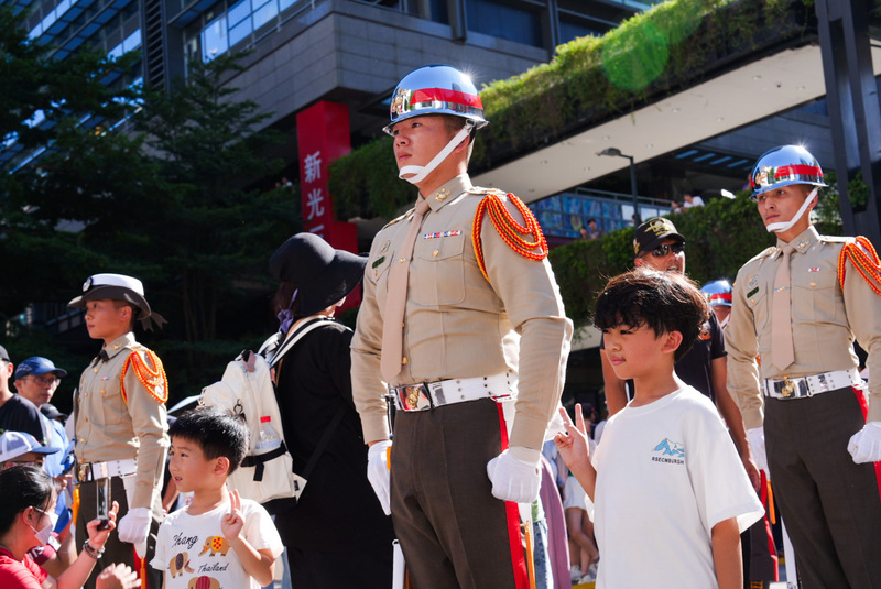 PD
小朋友與海軍陸戰隊儀隊合影
國防部24日於北市信義區舉辦九三軍人節嘉年華，小
朋友於陸戰隊儀隊演出後合影留念。
中央社記者游凱翔攝　114年8月24日
