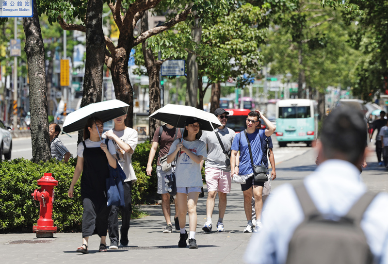 南部山區防午後大雨雷擊 大台北桃園高溫上看37度。