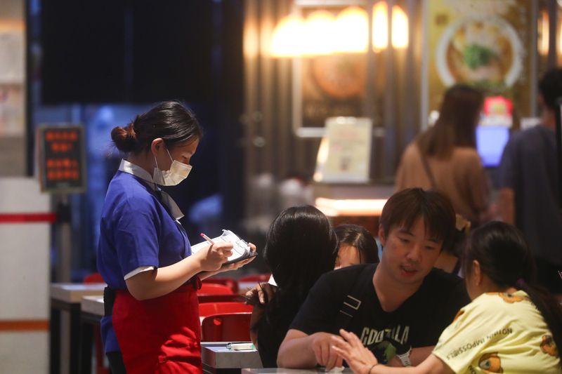 主計總處12日公布1至7月全體受僱員工經常性薪資平均數為4萬7,651元；實質經常性薪資平均數年成長1.09%，為近5年同期新高。圖為新北市樹林區一處商場服務人員工作情形。
