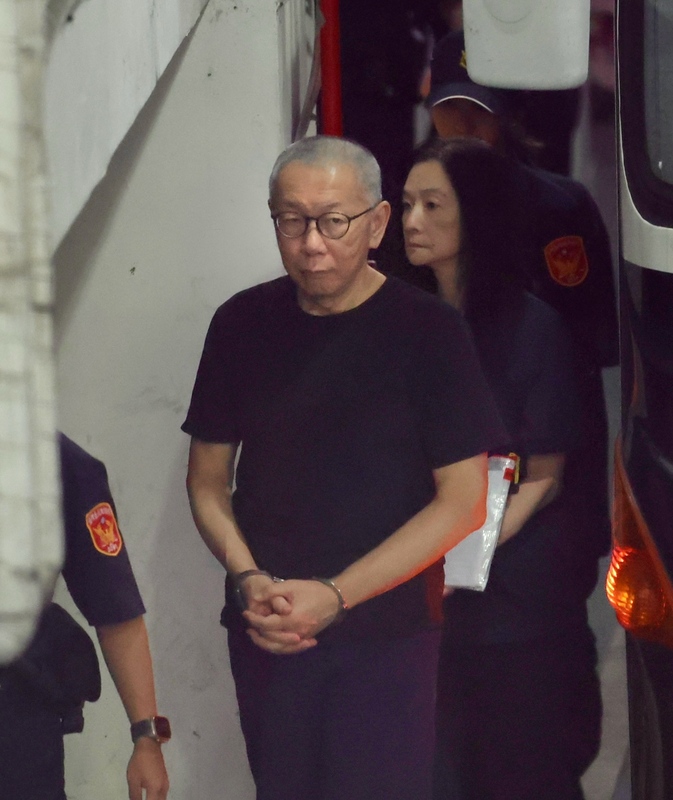 京華城案傳喚柯文哲（2）
北院審理京華城案，28日勘驗前台北市副市長彭振聲
偵查期間的偵訊錄音、錄影，合議庭提訊在押的前台
北市長柯文哲到庭，圖為柯文哲（前）與台北市議員
應曉薇（後）一同步下囚車進入法院。
中央社記者王飛華攝  114年8月28日
