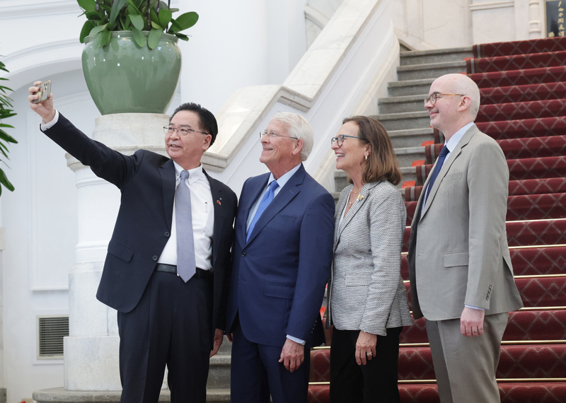 美國聯邦參議院軍事委員會主席韋克爾(Roger Wicker)(左2)、參議員費雪(Deb Fischer)(右2)29日抵台訪問，在前往總統府拜會時，國安會秘書長吳釗燮(左)特邀2人及美國在台協會(AIT)處長谷立言(右)一同自拍留念。(資料照片)
