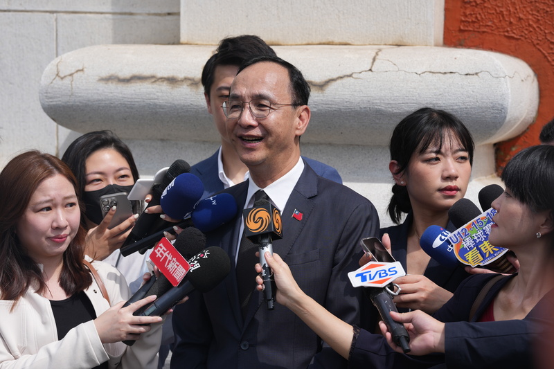 國民黨主席朱立倫（中）1日上午前往忠烈祠參加「抗戰勝利暨台灣光復80週年」紀念活動，並於儀式結束後接受媒體聯訪，回應相關時事。