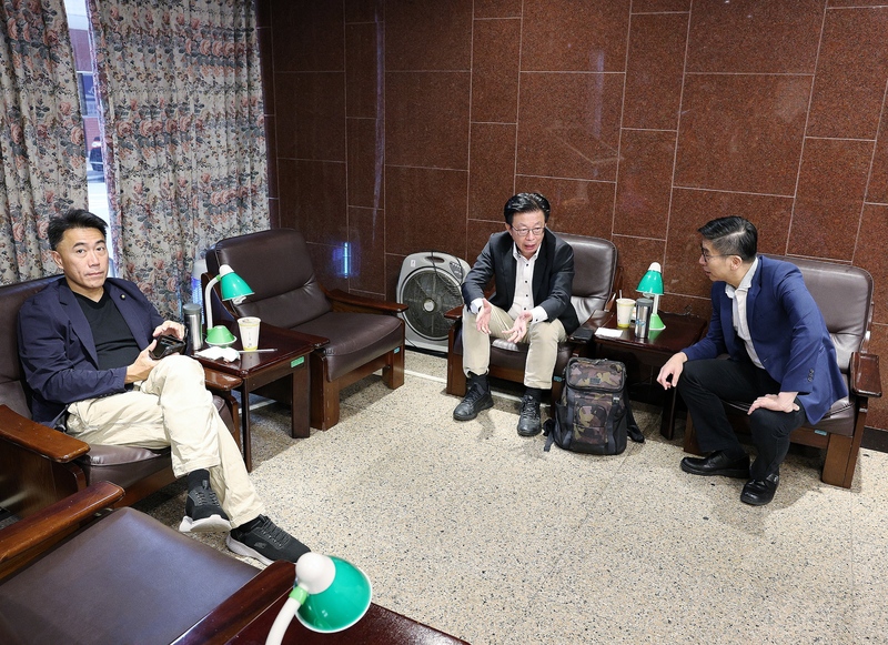 第11屆立法院第4會期1日上午8時開始報到，由民進黨立委郭國文（中）拔得頭籌，7時未到便已在報到處外等候；隨後是國民黨立委林沛祥（左）、民進黨立委鍾佳濱（右）等人。