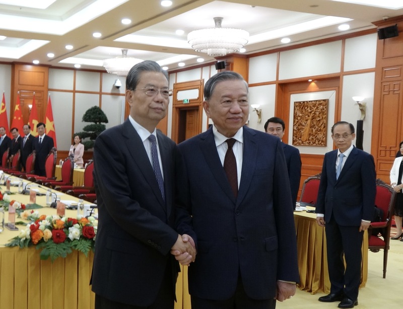 8月31日下午，中共第三號人物趙樂際（左）首先於越南黨中央委員會會見即越共總書記蘇林（右）。蘇
林表示對中關係為越南戰略選擇和外交優先，但也強調越南外交獨立自主、多元多邊。