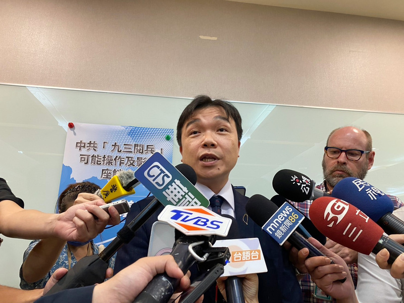 中華亞太菁英交流協會主辦的「中共『九三閱兵』可能操作及影響座談會」1日下午在台大校友會館舉行。陸委會副主委沈有忠在座談會舉行之前接受媒體聯訪。
