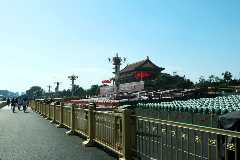 中共閱兵將在3日登場，天安門廣場已搭建起金、紅、綠3種顏色的席位。