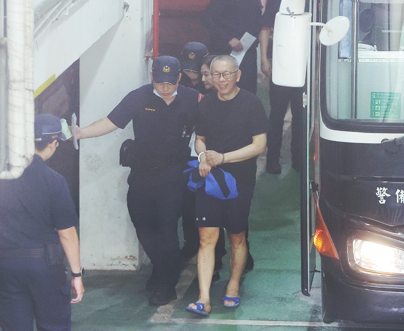 台北地方法院審理京華城及政治獻金案，2日提訊前
台北市長柯文哲（前右）。(圖 : 中央社)
