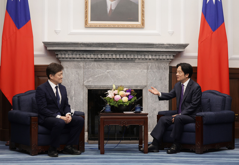 總統賴清德（右）2日下午在總統府接見「日本東京大學兩岸關係研究小組訪問團」，與召集人松田康博
（左）交換意見。