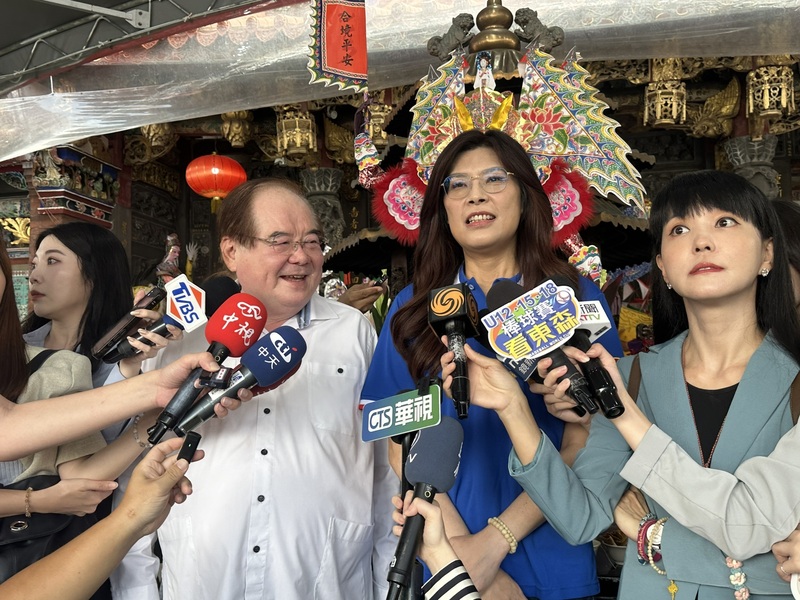 國民黨主席10月改選，有意參選的前立委鄭麗文3日到新北市的先嗇宮拜會李乾龍，鄭麗文表示，特別來求教李乾龍，希望在這場主席選舉，成為她最大的助力。