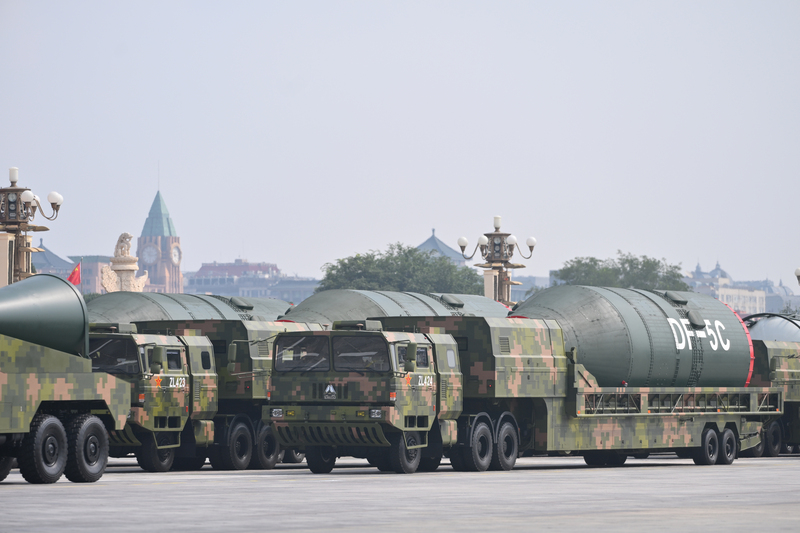 中共九三閱兵壓軸的是首度亮相的東風5C（DF-5C）洲際彈道飛彈，宣稱「打擊範圍覆蓋全球」，龐大的
彈體須由3輛大卡車分別載運。（中新社提供）