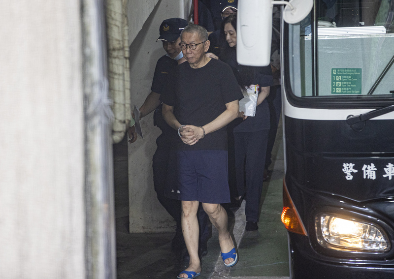 台北地方法院4日審理京華城案，前台北市長柯文哲（前）及台北市議員應曉薇（後右）羈押期10月1日屆滿，法院召開訊問庭聽取檢辯意見，並提解2人到庭。
