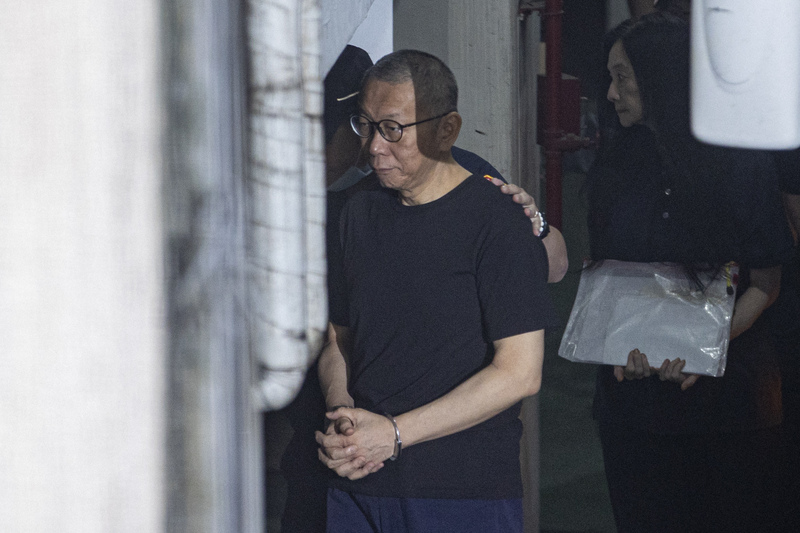圖為台北地院4日審理京華城案，前台北市長柯文哲(中)及台北市議員應曉薇(右)兩人下囚車後在法警戒護下步入北院。