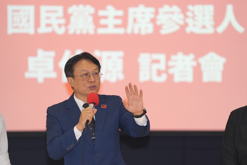 前彰化縣長卓伯源4日在台大校友會館，召開記者會宣布參選國民黨黨主席。
