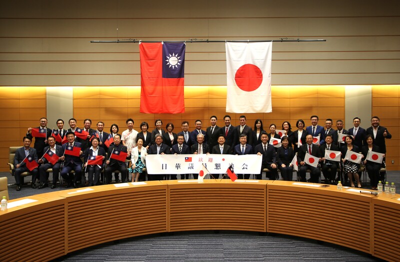 國民黨立法院黨團總召傅崐萁率黨籍立委訪日，4日與日華懇談會會長古屋圭司、幹事長萩生田光一等議員會談，交流場面熱絡。