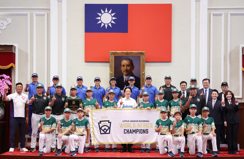 總統賴清德（2排右7）4日在總統府接見「2025年世界少棒聯盟」世界少棒錦標賽、世界次青少棒錦標賽、「2025年第12屆亞洲（U15）青少棒錦標賽」代表隊。圖為賴總統與世界少棒錦標賽代表隊台北市東園國小少棒隊合影。